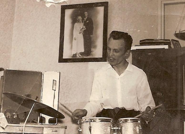 Olle Koski Kokkolan Mäntykankaalla varttuneet Kosken veljekset vaikuttivat ennen pois muuttoaan eri orkestereissa ja saivat musiikkiin ensimmäisen kosketuksen kotikonnuillaan Kokkolassa.