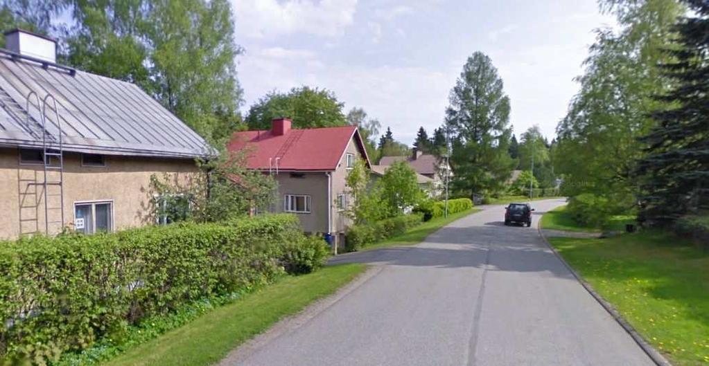 47 KUVIO 26. Kivimäentien monimuotoista rakennuskantaa (Google maps 2011) Palvelut Suunnittelualue tukeutuu keskustan, Kiveriön kaupunginosan ja lähialueiden palveluihin.