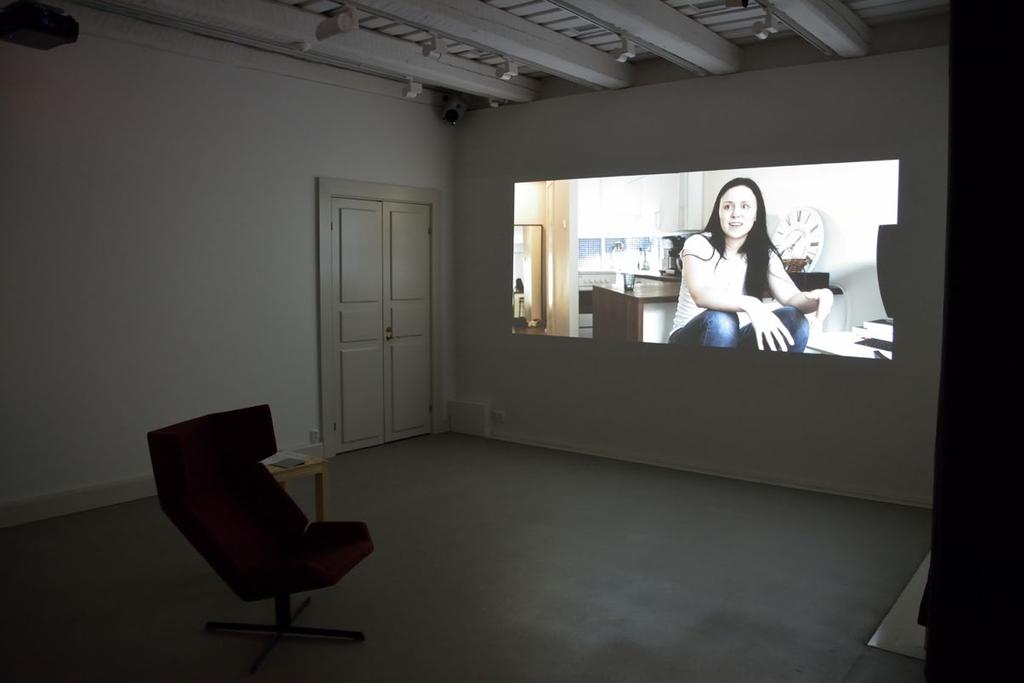 Lappeenrannan museot Yksi näkymä Tellervo Kalleisen ja Oliver Kochta-Kalleisen videoteoksesta 101 kaikkien puolesta. 101 kaikkien puolesta Lappeenrannan taidemuseon monitoimitila 3.6. 30.7.