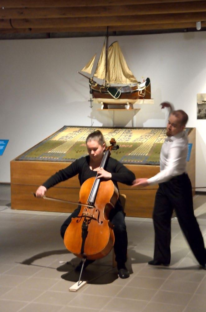 Lappeenrannan museot Tanssitaiteilija Jeriko Fox ja muusikko Laura Tykkyläinen esiintyivät Suur-Merijoen kartano - Jugendin helmi -näyttelyn avajaisissa. 3.11.