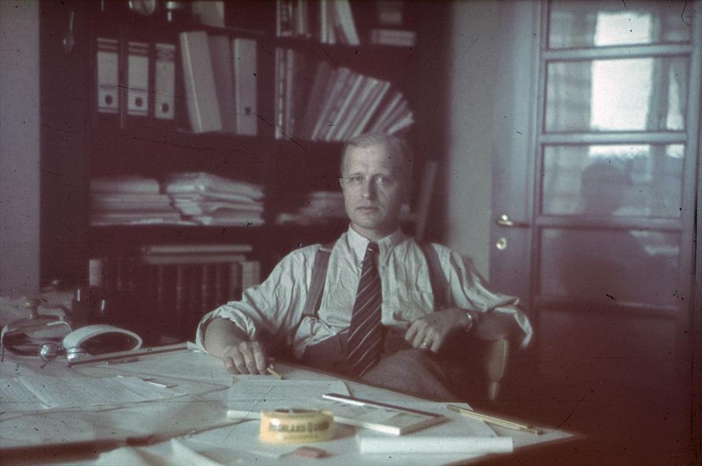 Arkkitehti Jalmari Lankinen toimistossaan Viipurissa vuonna 1938.