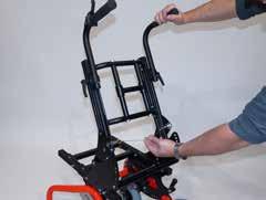 3 Kallista pyörätuoli tukipyörien varaan ja nosta pyörätuolia selkänojan putkesta tai työntökahvasta (4).