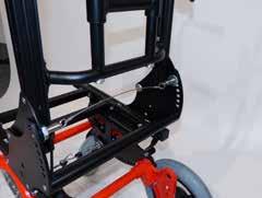 Mitä kauemmas akselin taakse selkänoja ja siten lapsen olkapäät säädetään, sitä aktiivisemmin SHERPA-pyörätuolia voidaan ajaa (esim. tukipyöriä nostamalla).