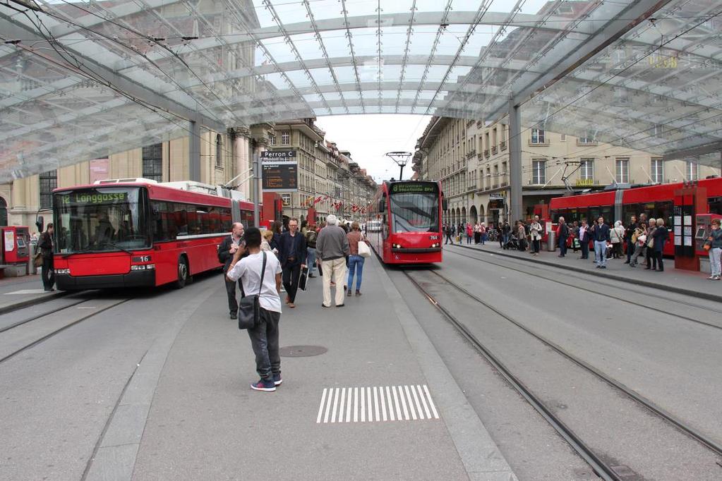 BERN Pitkän matkan ja paikallisjoukkoliikenteen sulautuminen Bernissä kaukoliikenteen terminaalin etuovelta pääsee