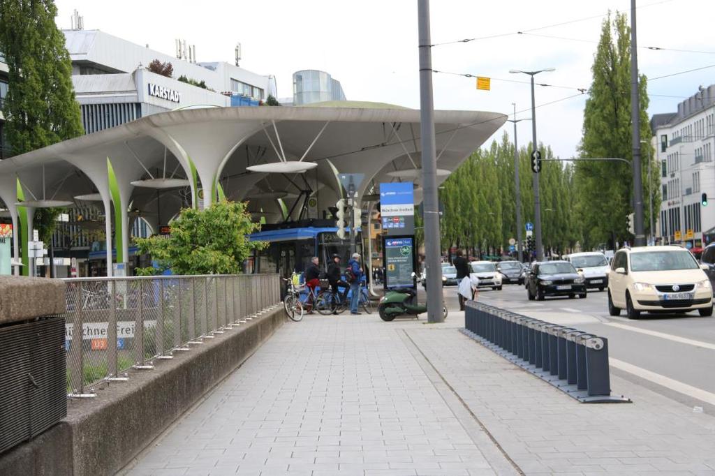 MÜNCHEN Kaikkien liikennemuotojen yhdistäminen Münchener Freiheit asemalla metrosta noustaan katetulle alueelle,