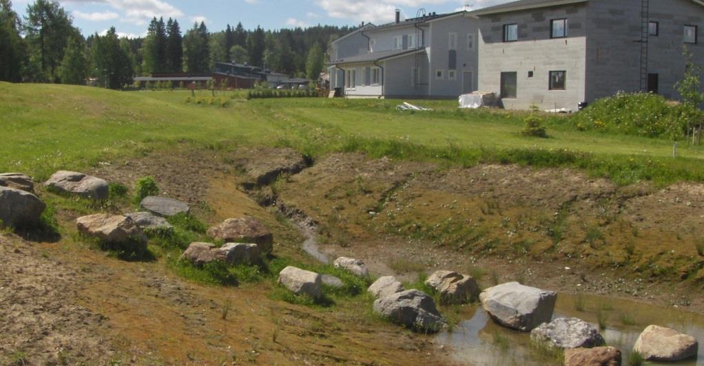 3.5 Uomaeroosion ja liettymisen hallinta 13 Ylivirtaamat kasvattavat uomien törmien kulumista, mikä näkyy alemmissa vesistöissä kiintoaineskuormituksen lisääntymisenä, heikentyneenä vedenlaatuna ja