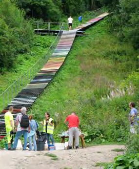 Jättärin Portaat. Kuvataiteilija Maj-Britt Huovilan ideoimassa yhteisötaideteoksessa maalattiin Malminkartanonhuipun portaat värikkääksi raitataideteokseksi.