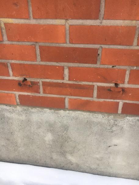 Toisen rakennuksen itäpuolella julkisivussa oli kaksi rautatappia, jotka voivat olla vaaraksi