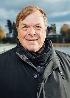 Talojen keskellä sijaitseva yhteinen oleskelupiha istutuksineen, kalusteineen ja leikkivälineineen tuo rauhallista viihtyisyyttä kokonaisuuteen.
