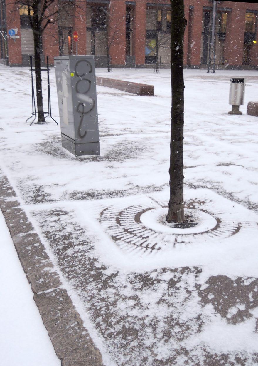 Kadun ylläpito ja auraus on hankalaa puiden, sähköpylväiden ja