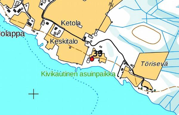 Maasto nousee loivasti järven rannasta.