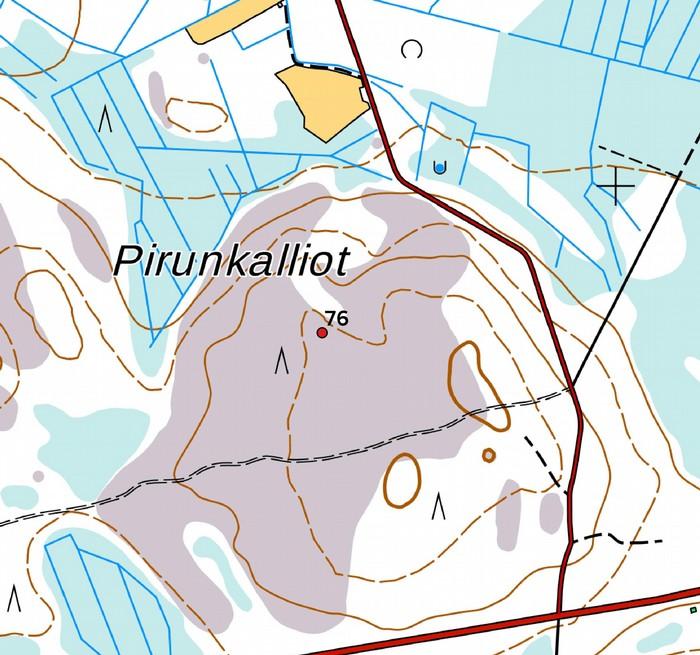 Yhden louhoksen vieressä on vielä kivipaaseja maastossa, vanhan valokuvan mukaan niitä oli vielä