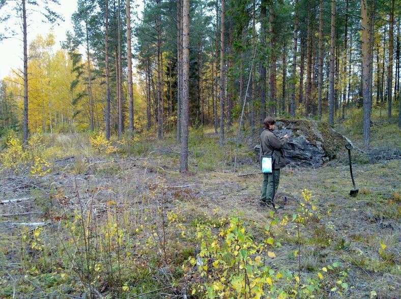 Huomiot: Paikka sijaitsee Suonenjoen kirkosta 10, km länteen, Saunaniemen lounaisosassa, Leirikeskuksesta 290 m luoteeseen, rannasta 100 m, matalan