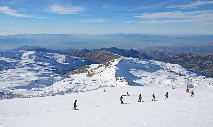 12 Perjantai 16.11.2018 Matkailu Fuengirola.fi auringon alla Poutaisella säällä Sierra Nevadassa kelpaa lasketella. Rinteitä riittää 110 kilometriä.