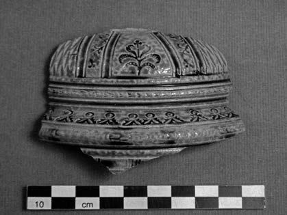 vissa olivat palat Westerwald-keramiikasta, jonka valmistus alkoi Reininmaalla 1500-luvun lopulla (esim. Elfwendahl 1999; Gaimster 1997; Hurst & al. 1986; Russow 2006).