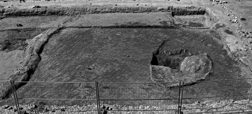 vaitut rakenteet olivat kaksi kivettyä ojaa ja 1800-luvulla rakennetun kaivon jäänteet.