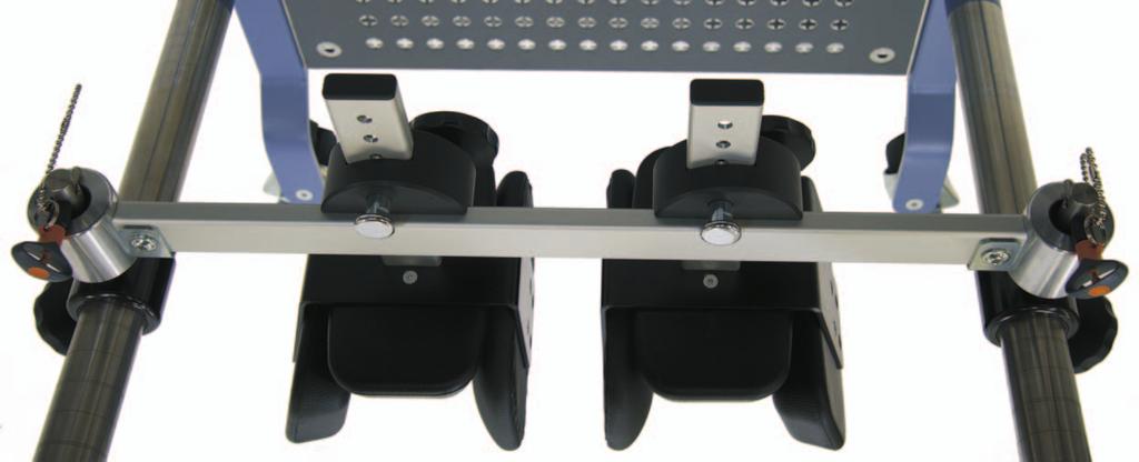 . Ohjaa pyörätuolissa istuva käyttäjä THERA-Trainer verto -laitteen luokse. Valitse sopivat polvituet käyttäjän polven leveyden mukaan (kapea, normaali tai leveä).
