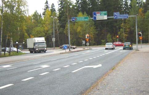 Liikennelaskennat 24 Kauniaistentie - Nihtisillantie 139 AHTK=,97 moottoriajoneuvoa / vrk kaistaleveydet Valo-ohjattu 14252 IHTK=,93 3,5 3,5 1664 3,5 3,5 AHT%= 9,,, IHT%= 9,4 3588 22575 18987 RA%=