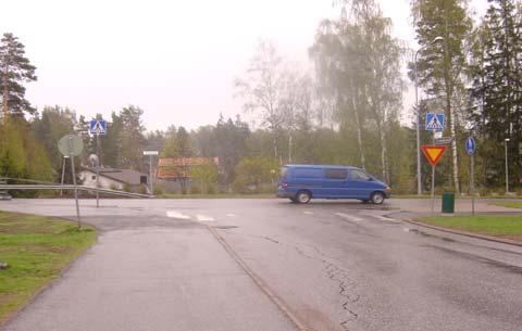 Liikennelaskennat 24 Eestinlaakso - Eestinmalmintie 4311 AHTK=.88 moottoriajoneuvoa / vrk kaistaleveydet Valo-ohjaamaton IHTK=.92,, 737 3.5 3.5 AHT%= 9.3,, IHT%= 1.6 RA%= 3.