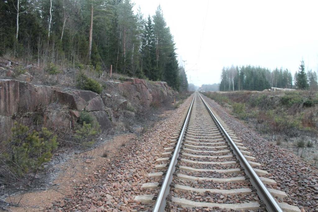 Kohteessa on selvä routaeriste km 268+360 saakka. Kuivatus on toteutettu salaojien avulla, joiden syvyys Helajan (2010) mukaan on 1-1,5 m. Kuva 4.