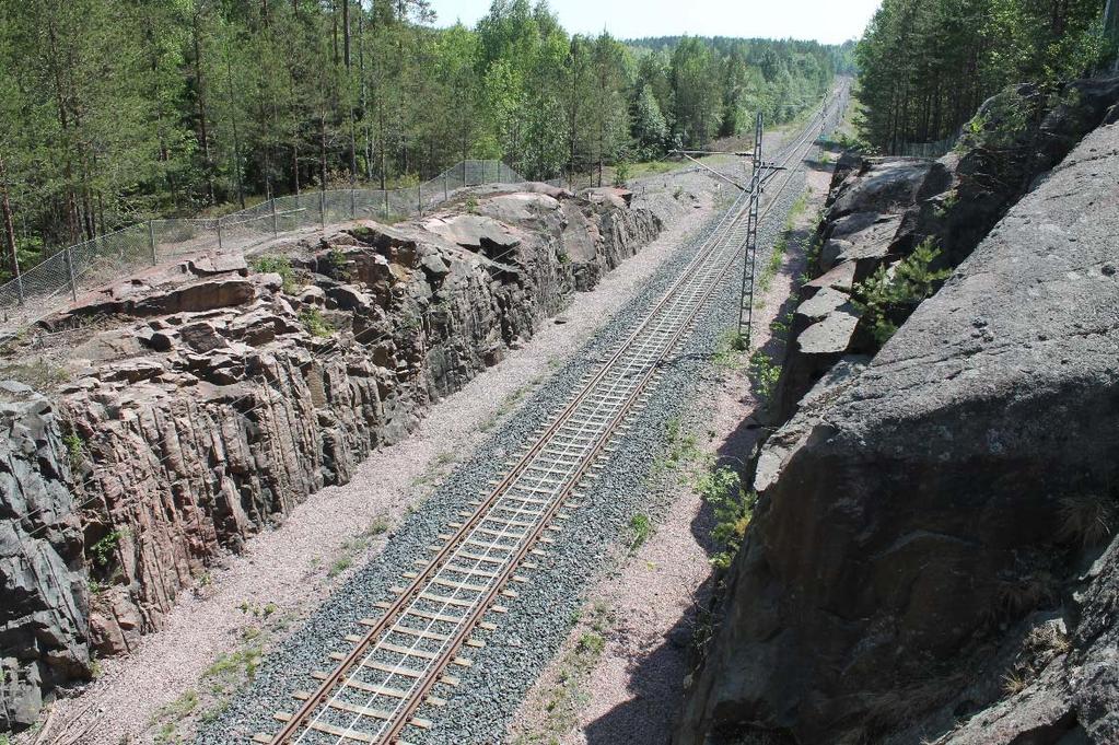 85 Kuva 4.34. Kohde 104+900 105+370 itään päin. Kuva 4.35. Kohde 104+900 105+370 länteen päin. Kohteen virhetarkastelu on esitetty kuvassa 4.36.