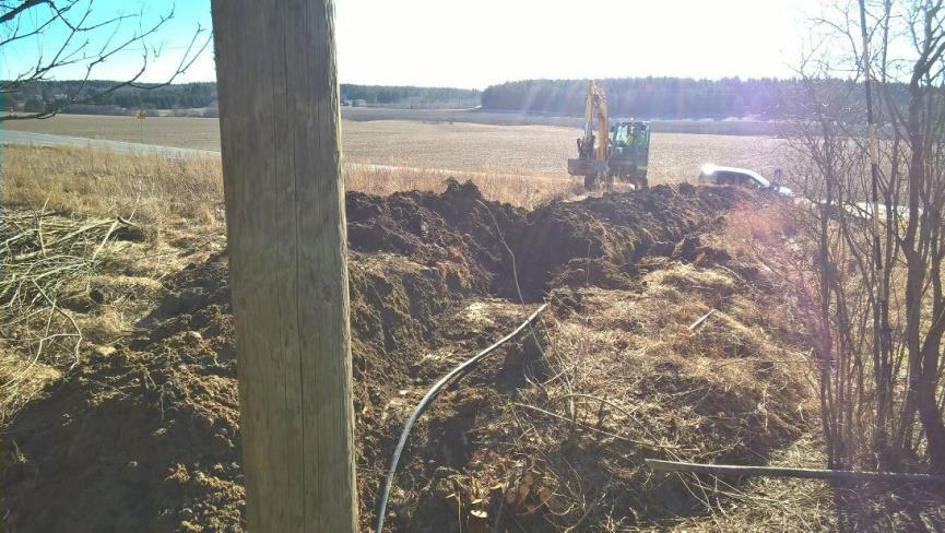 Kaivannon luoteispää (sähkötolpan kohdalla). Keskellä kuvaa osuus, joka kaivettiin suurimmillaan 1,5 m leveäksi. Luoteesta.