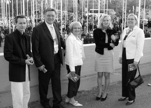 WSC 2005 Helsinki ammattitaidon MM-kilpailujen toimijakoulutukset ja tutkimushankkeet kappaleen nimi Akva-projektilaiset avajaistunnelmissa. Vas.