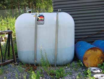 Öljyjen ja kemikaalien epäasiallista varastointia pohjavesialueella. Kuva: Terhi Saura Maaperästä poistettu, syöpynyt lämmitysöljysäiliö.