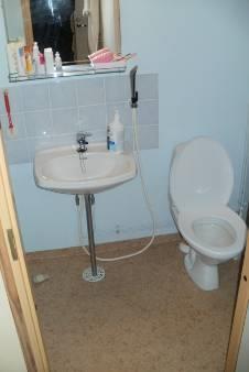 3 Hygieniatilat Annankodin asukkaiden huoneissa on samankaltaiset wc-tilat. Yksi asukkaista siirtyy pyörätuolin avulla vessaan.