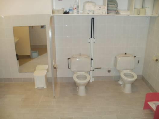 118 Käytävän wc-tilassa on kaksi lapsille mitoitettua 300 mm korkuista wc-istuinta, joissa toisessa on käsituki.