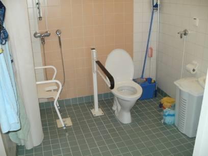 127 20.3.2 Asuinhuoneistojen wc:t Asuinhuoneistojen wc-tiloissa on kulkemista helpottavat liukuovet.