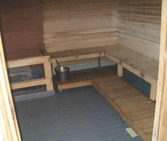 Saunan vapaa liikkumatila on 1900 mm x 2400 mm.