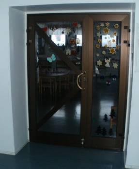 140 Päiväkerhon oven kynnyksen korkeus on 40 mm. Kuva 23. Päiväkerhon ovi 21.3 Hygieniatilat Aulassa sijaitsevassa inva-wc:ssä säilytettiin väliaikaisesti lattianpesulaitetta.