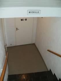 Wc-tiloihin johtavat portaat Alakerran wc-tiloihin johtavan porraskäytävän päässä