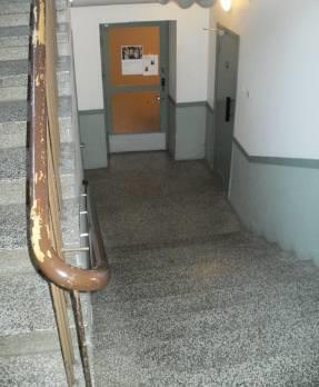 Käytävällä sijaitsevissa invahuoneistoissa on kaksi 30 mm korkuista kynnystä.