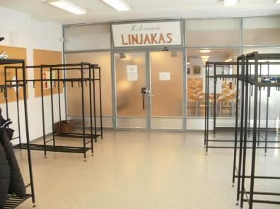 170 25.2.2 C- rakennus Päärakennuksen ovet johtavat kouluruokala Linjakkaan aulaan.