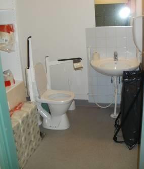Lavuaarin korkeus on 820 mm, wc:ssä on pyörätuolissa istuvalle soveltuva peili. Bidé-suihku ei ole automaattinen, hanaan on matkaa istuimelta noin 650 mm. Hätäkutsujärjestelmää ei ole.