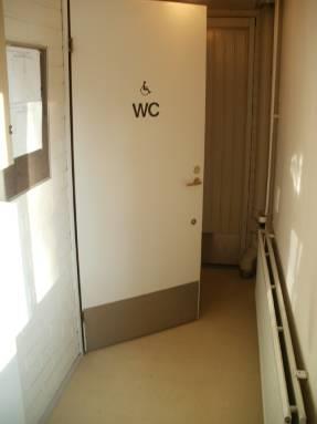 Askartelutila Saunatilan inva-wc:n ovi avautuu käytävään päin, joten