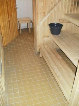 184 Saunaan on mahdollista päästä suihkutuolilla lattiatasolle (kuva 24). Ensimmäisen lauteen korkeus on 630 mm.