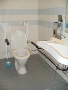 190 28.3 Hygieniatilat Onninkodin tiloissa on yksi yleinen inva-wc (kuva 7). Lisäksi jokaisen asukkaan huoneessa on oma inva-wc, jonka yhteydessä on suihku.