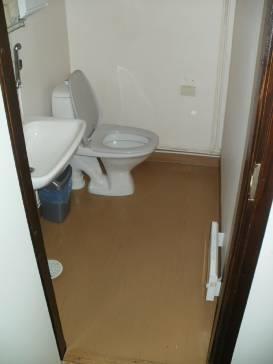 202 31.3 Hygieniatilat Henkilökunnan wc ei sovellu liikuntarajoitteiselle. Oven leveys 580 mm, kynnys 20 mm. Kuva 6. Henkilökunnan wc. Inva-wc:n oven leveys on 900 mm, ovessa ei ole lankavedintä.