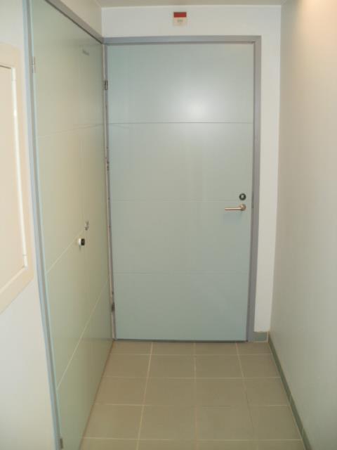 216 34.3.2 Inva wc Inva- wc:n ovessa ei ole ISA- tunnusta. Inva-wc:n ovessa on 30 mm korkea kynnys. Kuva 23.