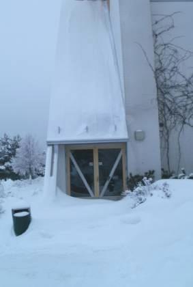 36 Invasisäänkäynnin yläpuolella on jyrkkä pulpettikatto (kuva 3), josta valuva lumi estää ovesta pääsyn, sekä aiheuttaa vaaratilanteen oven käyttäjälle.