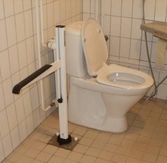 Vaatenaulakko on liian korkealla pyörätuolin käyttäjälle. Miesten wc on peilikuva naisten wc:stä, pyörähdystilaa on naisten wc:tä enemmän.
