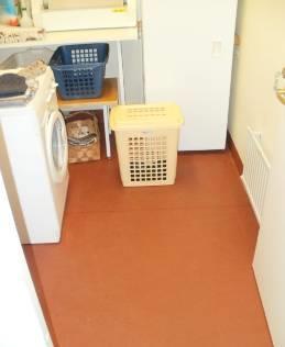 73 Pyykinpesuhuoneen vapaa tila on 1050 x 2010 mm, pyykinpesutila ei sovellu liikkumistilansa puolesta liikuntarajoitteiselle, sekä pyykinpesuhuoneen lattialle kertyy liikkumista haittaavia tavaroita.
