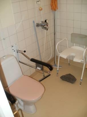 74 10.3 Hygieniatilat 10.3.1 Inva-asuntojen hygieniatilat Kaikkien inva-asuntojen hygieniatiloihin on esteetön pääsy. Lisäksi kaikissa kylpyhuoneissa on suihkutuolit.