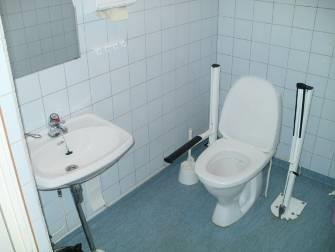 83 12.3 Hygieniatilat Nuorisotilassa on kaksi inva-wc:tä, sekä lapsille mitoitettu, matalalla istuimella ja lavuaarilla varustettu wc.