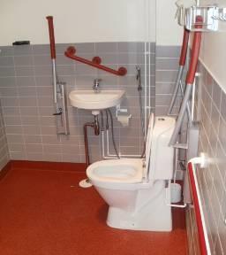 87 Työterveysosaston inva-wc:n istuimen takana ei ole tarvittavaa tilaa (suositus 300 mm, kuva 7). Inva wc:n ovesta puuttuu lankavedin, sekä hätäkutsunaru/painike.