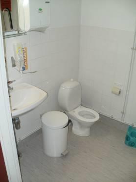 3 Hygieniatilat Inva wc:ssä on sekä normaalikorkuinen pönttö, että matala lasten pönttö.