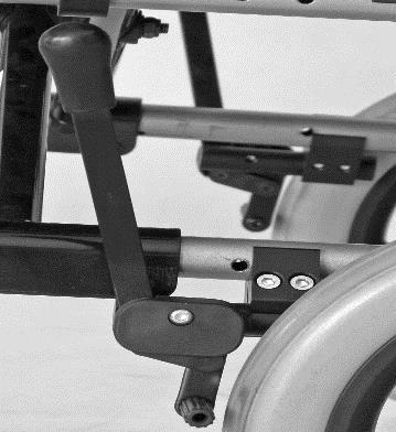Jarru päällä (pyörätuoli ei liiku) Jarru pois päältä (pyörätuoli liikkuu) Laita jarru päälle työntämällä jarruvipua eteenpäin (). Pyörät lukittuvat paikoilleen.